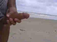 Macho Pauzudo Exibindo o Pauzao e Gozando na Praia