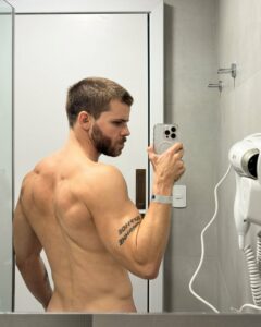 gael augusto nude ficou pelado